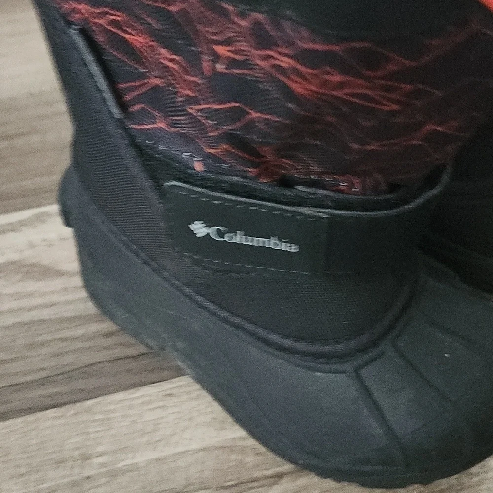 Columbia Snowboots Black and Red Size 8 Unisex! New!